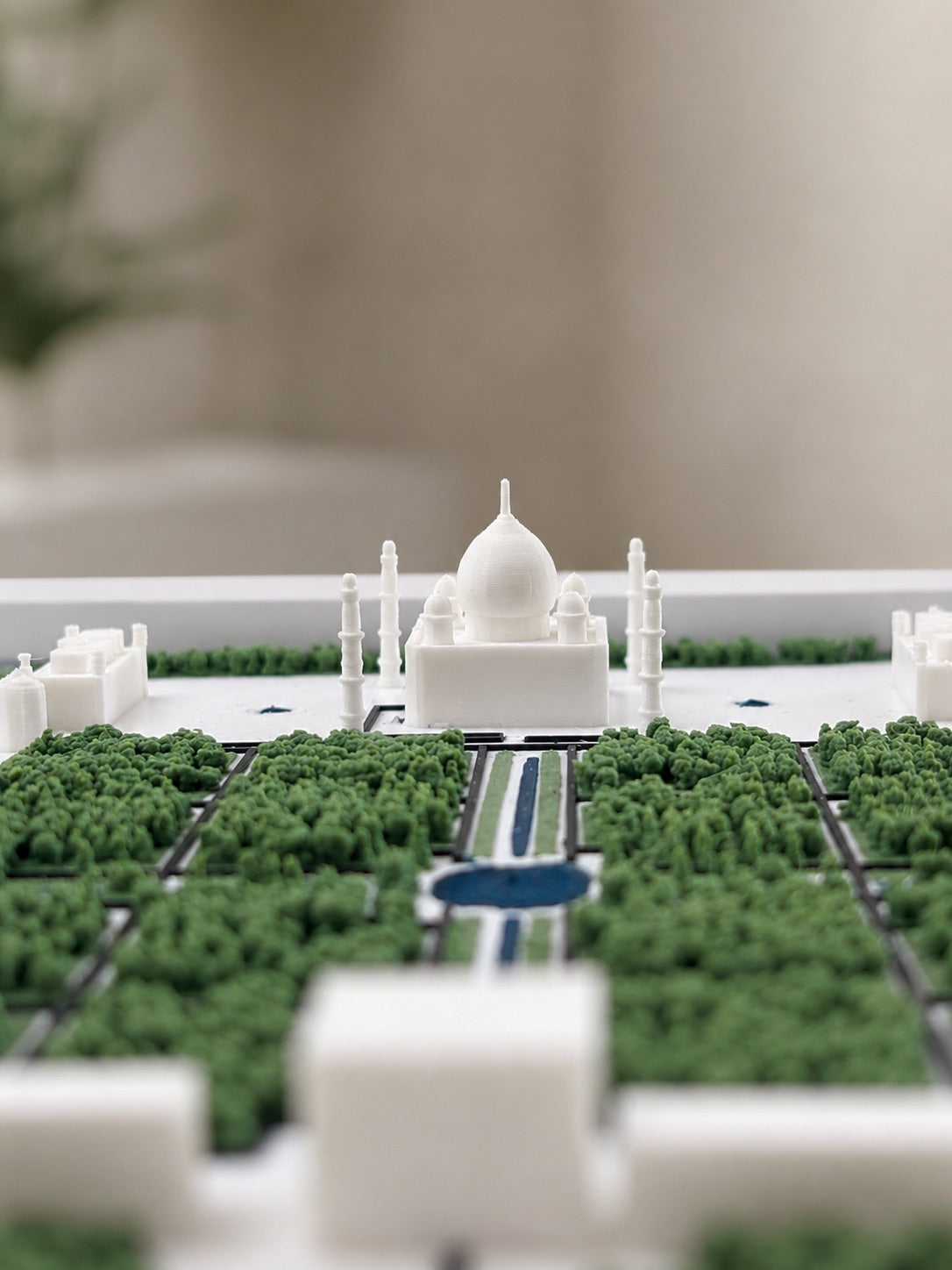 Nahaufnahme des Taj-Mahal-Modells mit Kuppel und Minaretten